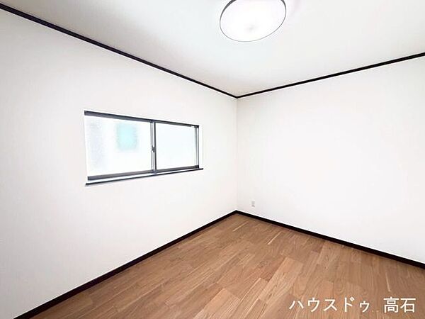 高い位置にある窓からは心地よい光が差し込み、外からの視線も気になりにくいプライベート性の高い一室です。