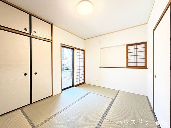 新調された畳の香りに癒やされる贅沢な和空間。ゴロゴロと横になってくつろいだり、茶の湯や読書を楽しんだりと和の趣を存分に満喫できます。
