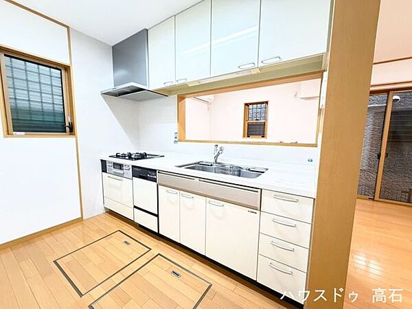 コンロ・フード・水栓を新品交換リフォーム済！床暖房完備で足元が冷え込む冬場の調理も快適に行える、使い勝手に優れたシステムキッチンです。