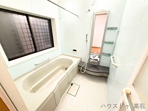 窓付きで換気のしやすい清潔感のある浴室。日々のお手入れもしやすく、快適にお使いいただけます。