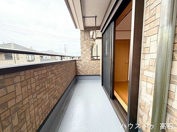 防水工事施工済みの南西向きバルコニー！陽当たり・通風ともに優れ、家族全員分の洗濯物や布団を一度にたっぷり干せます。