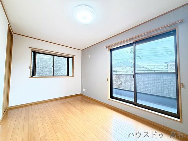 7.5畳洋室主寝室に最適な広々7.5帖！穏やかな光が差し込み、一日の終わりに心からリラックスできます。