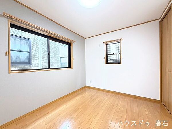 6畳洋室心地よい風と光が通り抜ける洋室。お気に入りの家具を並べて自分だけのこだわり空間を作れます。