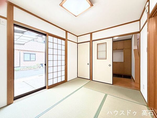 1階和室新調した畳の清々しい香りが漂う和みの空間。ゴロリと横になって寛ぐ贅沢な時間を楽しめます。
