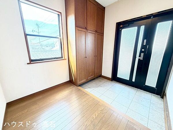 2階天井まで届く大きな靴箱付き！家族全員の靴をスッキリしまえるから、玄関がいつでもきれいに片付きます。