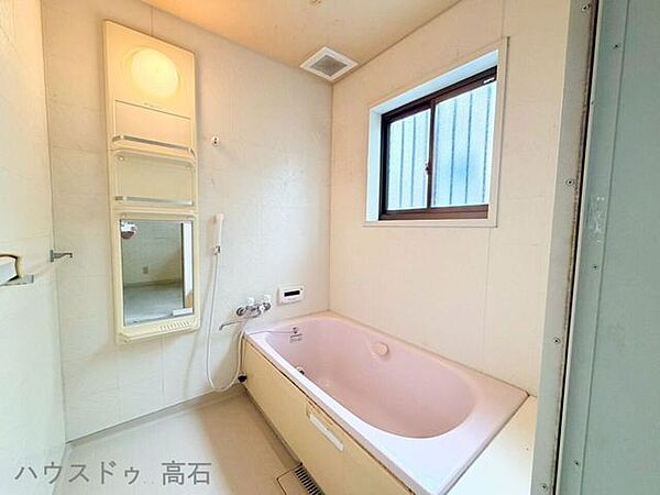 大きめの窓があり、採光が良いです。朝風呂や昼間の入浴も気持ちよく楽しめます。