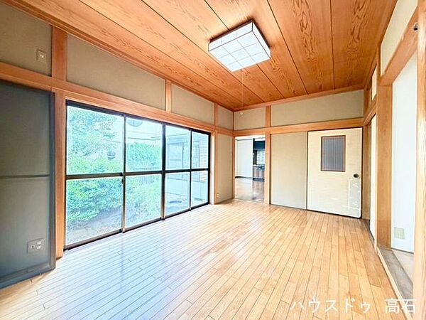 角部屋にあたるため窓が多く、風通しと日当たりが良いです。