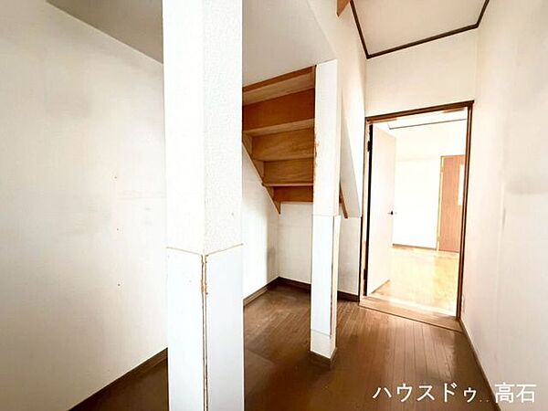 キッチン横に便利な納戸付き！食材のストックから日用品まで、何でもすっきり収納できます。