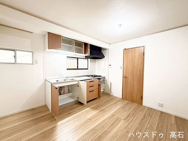 リフォーム済みで室内大変きれい！明るいDKと使いやすいキッチンで毎日の暮らしを快適に。