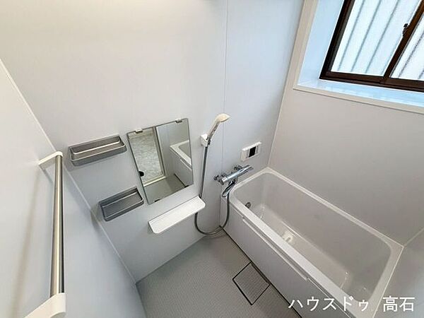清潔感あふれるバスルームは、明るく心地よい空間。ゆとりある浴槽でリラックスしたバスタイムを楽しめます。