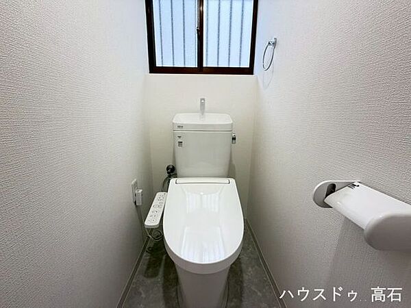 窓付きで明るく換気のしやすいトイレ空間。