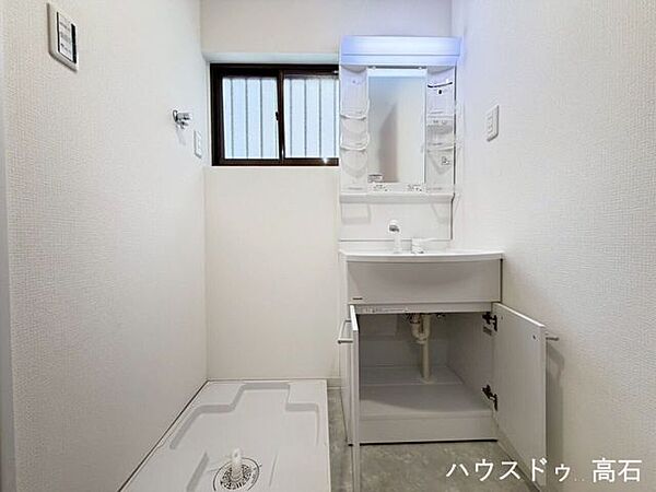 清潔感のある洗面所は、身支度や毎日の生活を快適にサポートする使いやすい空間です。