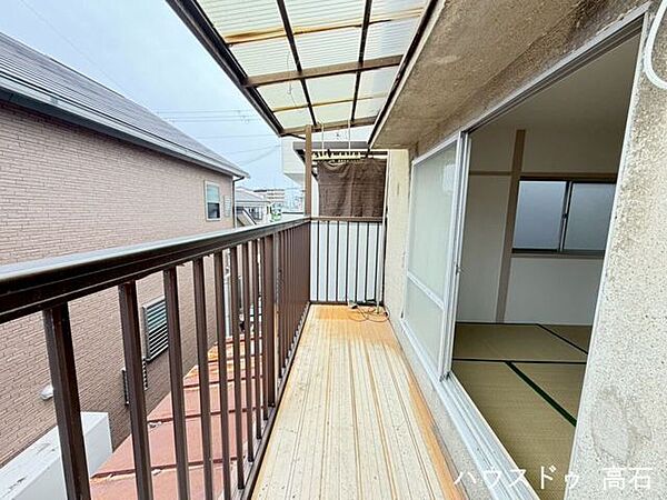バルコニーが2面あるため開放感にあふれ、気持ちよく外の空気を感じられます。