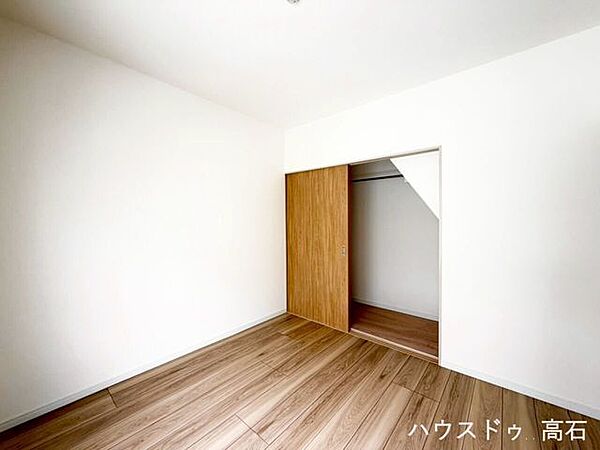 4.5畳洋室収納力のある洋室！大容量クローゼット付きで、お部屋をすっきり広くお使いいただけます。