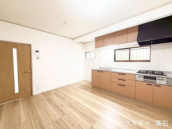 木目調フローリングで温かみのある空間です。