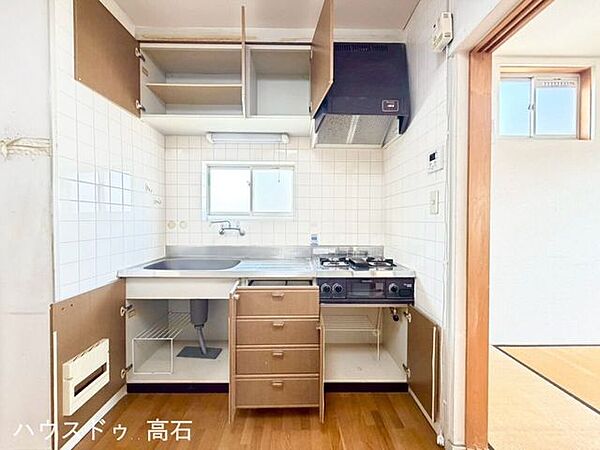 正面に窓があり、日中の手元が明るいです。窓を開ければ調理中の換気も素早く行えます。