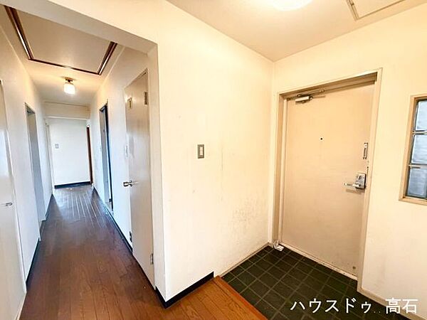 白基調で明るく、ゆとりある広さを確保した気持ちの良い玄関！