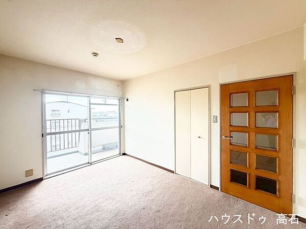 窓から自然光が差し込む、明るく開放感のあるリビングです。