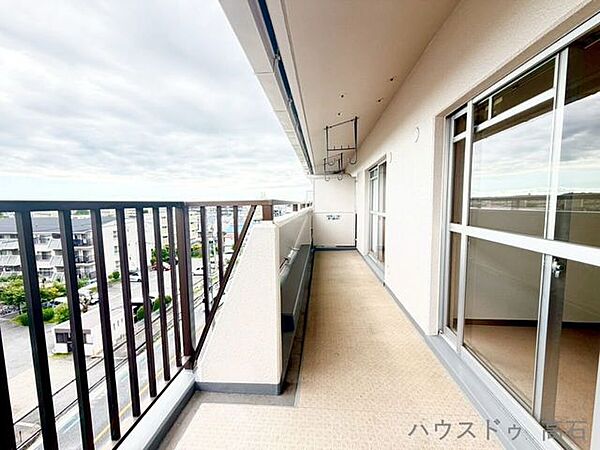 広さのあるバルコニーは日当たりも良く、ご家族の洗濯物もたっぷり干せる便利なスペース。