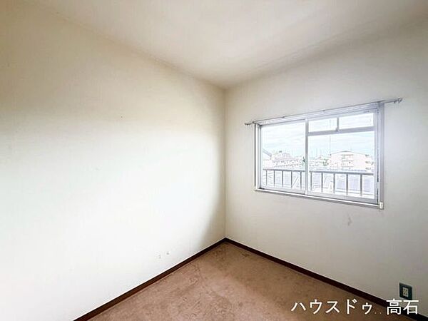 やわらかな光が差し込む洋室