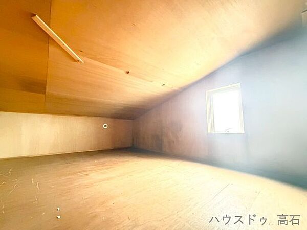グルニエ（屋根裏収納）マンションでは希少！大容量の屋根裏収納（グルニエ）付き！しっかり自然光が差し込むだけでなく、空気の入れ替えや換気もできるため、大切な荷物も安心して保管できます。