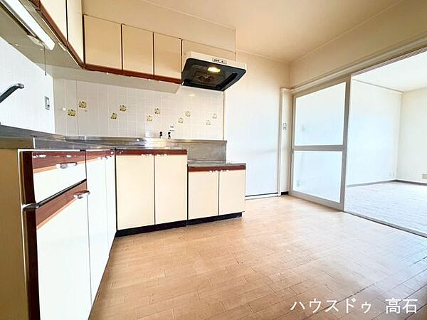 家族の団らんを楽しめる、明るく使い勝手の良いダイニング空間です。