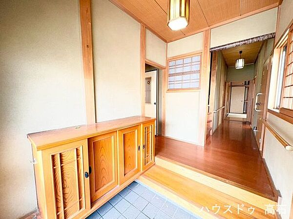 手すり完備で安心！ご年配の方や小さなお子様の出入りもスムーズです