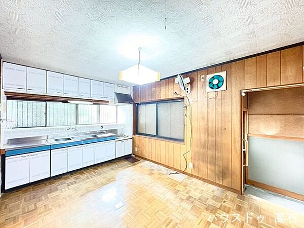 落ち着いて調理に集中できるキッチン空間。日々の使いやすさに配慮された間取りです。
