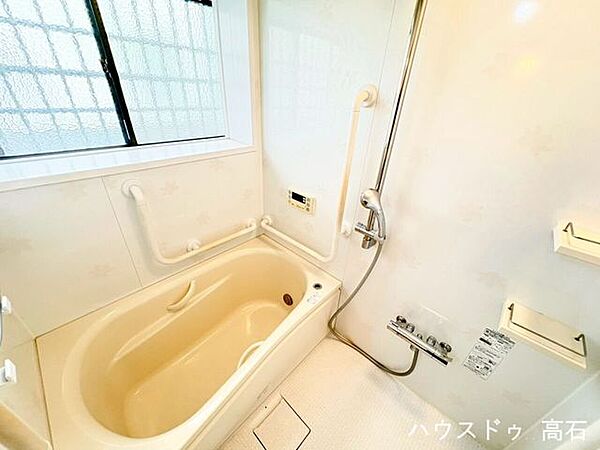 窓付きで換気のしやすい清潔感のある浴室。日々のお手入れもしやすく、快適にお使いいただけます。