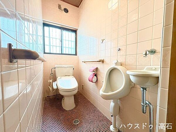 すっきりとしたトイレ空間に温水洗浄便座を備え、日々快適にご利用いただけます。