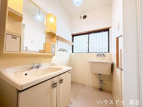 ゆとりのある洗面所は、ご家族での使用にも便利で、朝の身支度もスムーズに行える快適な空間です。
