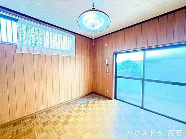 2面採光で明るく、木の温もりに包まれた居心地の良い洋室