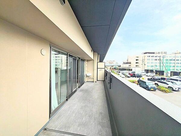 青空が心地よく広がる、開放感のあるバルコニーです。前面に視界を遮る高い建物がないため、心地よい風と柔らかな光を感じながら、外の空気を吸ってリフレッシュできる空間が確保されています。