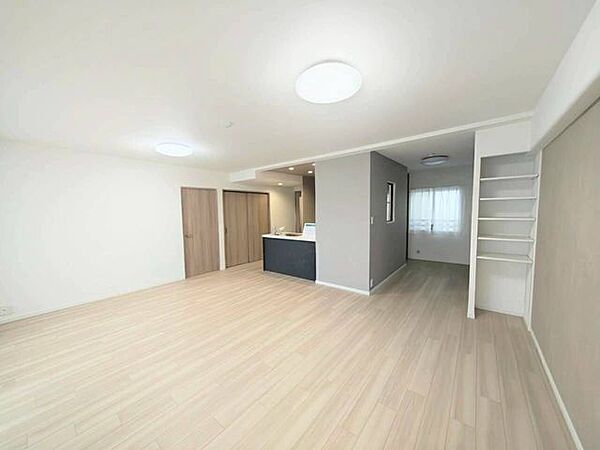 手前のリビングだけでなく、奥の居室の窓からも光と風が取り込める構造。部屋全体に空気が流れやすく、年間を通して健やかでクリーンな室内環境を維持できます。調理中も室内の様子が見渡せる対面式キッチン♪