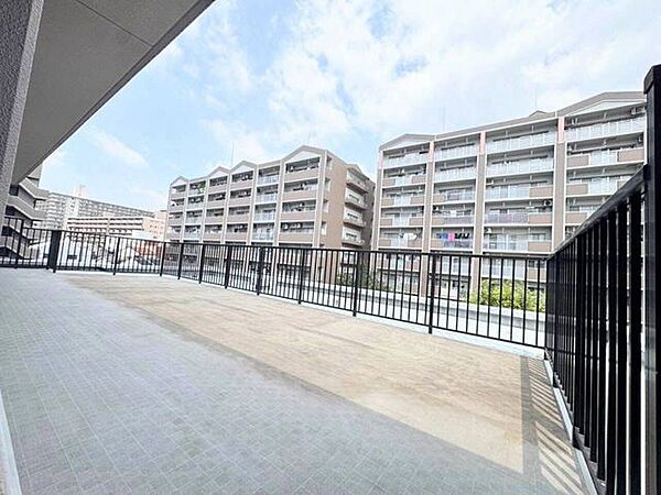 空が大きく広がる、抜群の開放感を誇るルーフバルコニーです。テーブルやチェアを置いてアウトドアリビングとして楽しむなど、特別なプライベート空間を満喫できます。