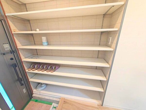 一覧性が高く、お気に入りの靴をサッと取り出して外出できる快適な玄関収納。すっきりと片付いた空間で、毎日の出入りがスムーズになります。