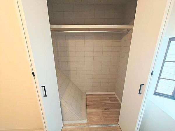 開口部が広く物の出し入れがしやすい大容量クローゼット。荷物をすっきりと整理できるため、居室部分を広く清潔に保ってゆったり過ごせます。