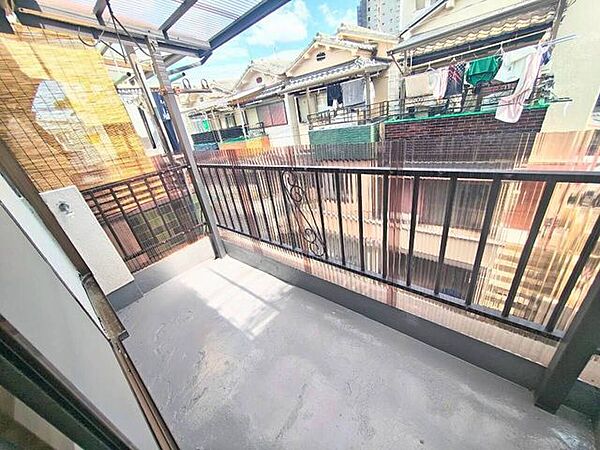 上部には屋根が設置されており、急な雨から衣類を守りやすい構造。十分な幅があり、毎日の洗濯作業をスムーズに行えます。