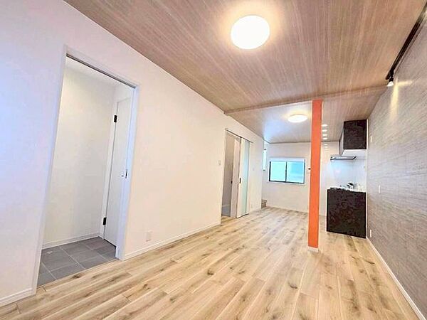 キッチンの奥とリビング側の2箇所に窓があり、自然光を取り込みながら効率よく全体の換気が行える設計です。外の空気を定期的に入れ替えることで、いつでもクリーンな室内環境を維持することができます。