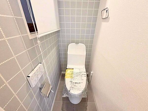 壁掛け式のリモコンで楽に操作ができる、便利な温水洗浄便座を標準装備。タンクの上部には手洗いボウルが一体となって設置されているため、用を足した後にその場でスムーズに手を洗うことができる機能性です。