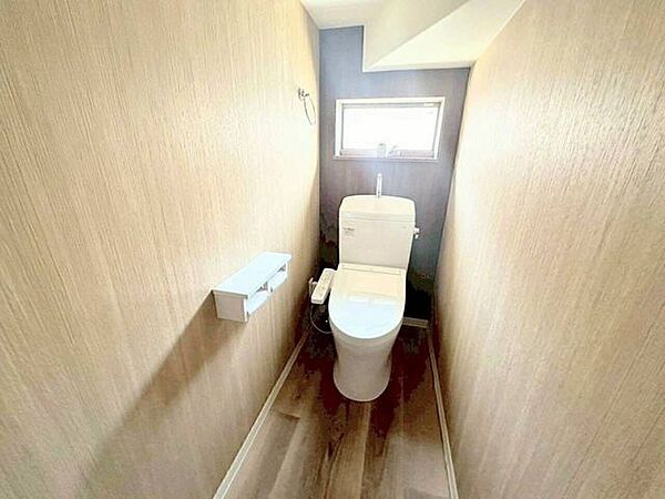 清潔に使える温水洗浄便座を標準装備しています。2連式のペーパーホルダーの上部はスマートな棚形状になっており、スマートフォンを一時的に置いたり、小さなお気に入りの小物を飾ったりするのに重宝します。