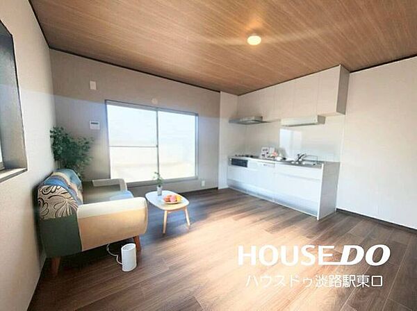 リビングとキッチンが一体となった開放的なLDK。壁付けキッチンを採用することで居住エリアを広く確保でき、ソファやテーブルをゆとりを持って配置できる使い勝手の良い間取りです。