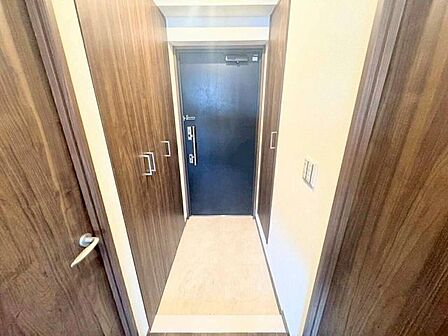 収納たっぷりのシューズボックスと物入を完備。