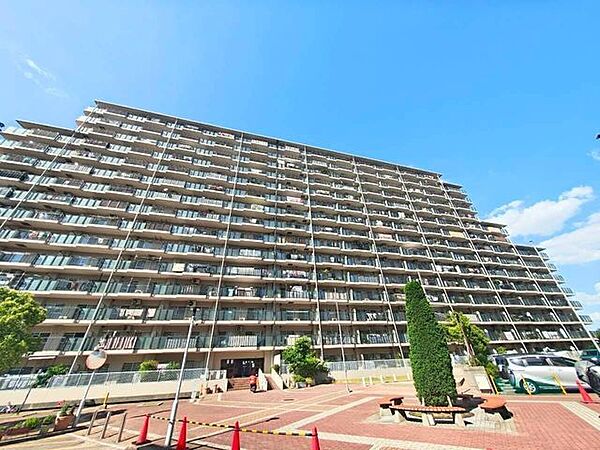 敷地内に豊かな植栽が配され、青空に映える開放的な住環境。周辺の樹木や緑が日々の暮らしに心地よい潤いを与え、四季の移り変わりを身近に感じながら、穏やかで落ち着いた毎日を過ごすことができます。