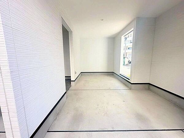大切な愛車を雨風や日差しから守るビルトインガレージ。天候を気にせずスムーズに乗り降りができ、お買い物後の荷物の積み下ろしも快適に行える、暮らしの利便性を高める駐車スペースです。