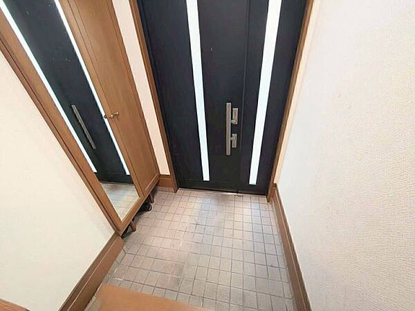 お出かけ前の身だしなみチェックに便利な姿見鏡付きシューズボックスを完備。靴をしっかり収納して空間をすっきり保てるため、いつでも気持ちよく家族やゲストを迎えられる機能的な玄関です。