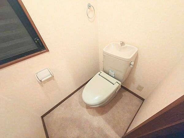 手洗い付きタンクとタオル掛けを備えた使い勝手の良いトイレです。小窓から換気が行えるため湿気やにおいがこもりにくく、日々の衛生面にも配慮された扱いやすい仕様です。