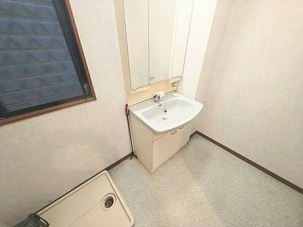 鏡付き洗面化粧台と室内洗濯機置場が一体となった使いやすい洗面脱衣室です。洗面台下部には収納スペースがあり、洗剤や備品類をまとめて整理整頓できます。
