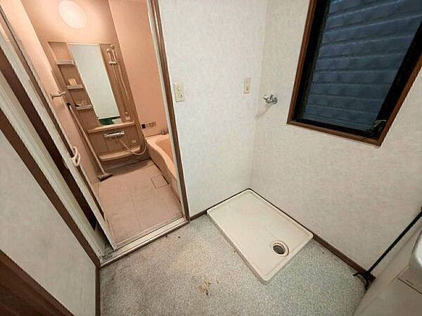 脱衣所から浴室へ直接移動できる効率的な生活動線です。室内洗濯機置場を備えており、脱いだ衣類をそのまま洗濯機へ投入できるため、日常の家事作業がスムーズに行えます。