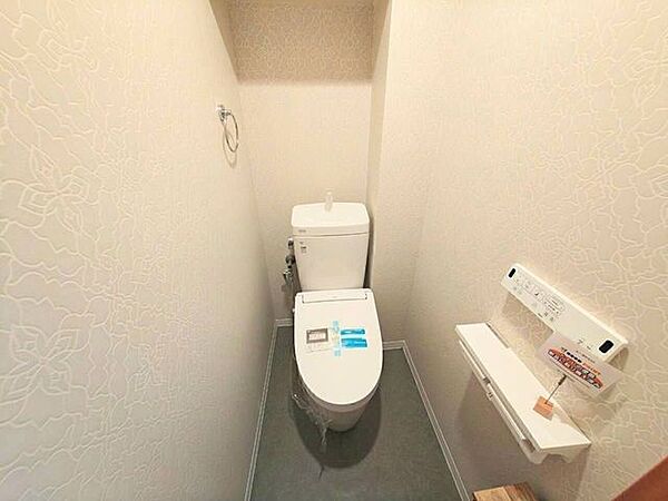シンプルで清潔感のあるトイレ。お掃除しやすい設計がうれしいです♪